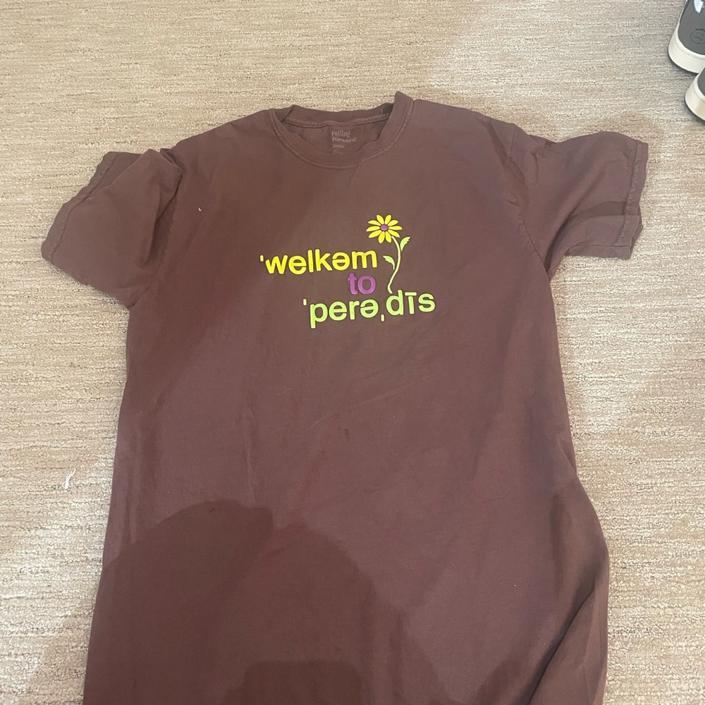 brown graphic tee